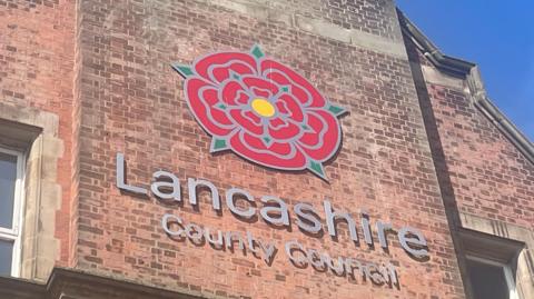 Swinney accuses Reform of racism over Sarwar advert